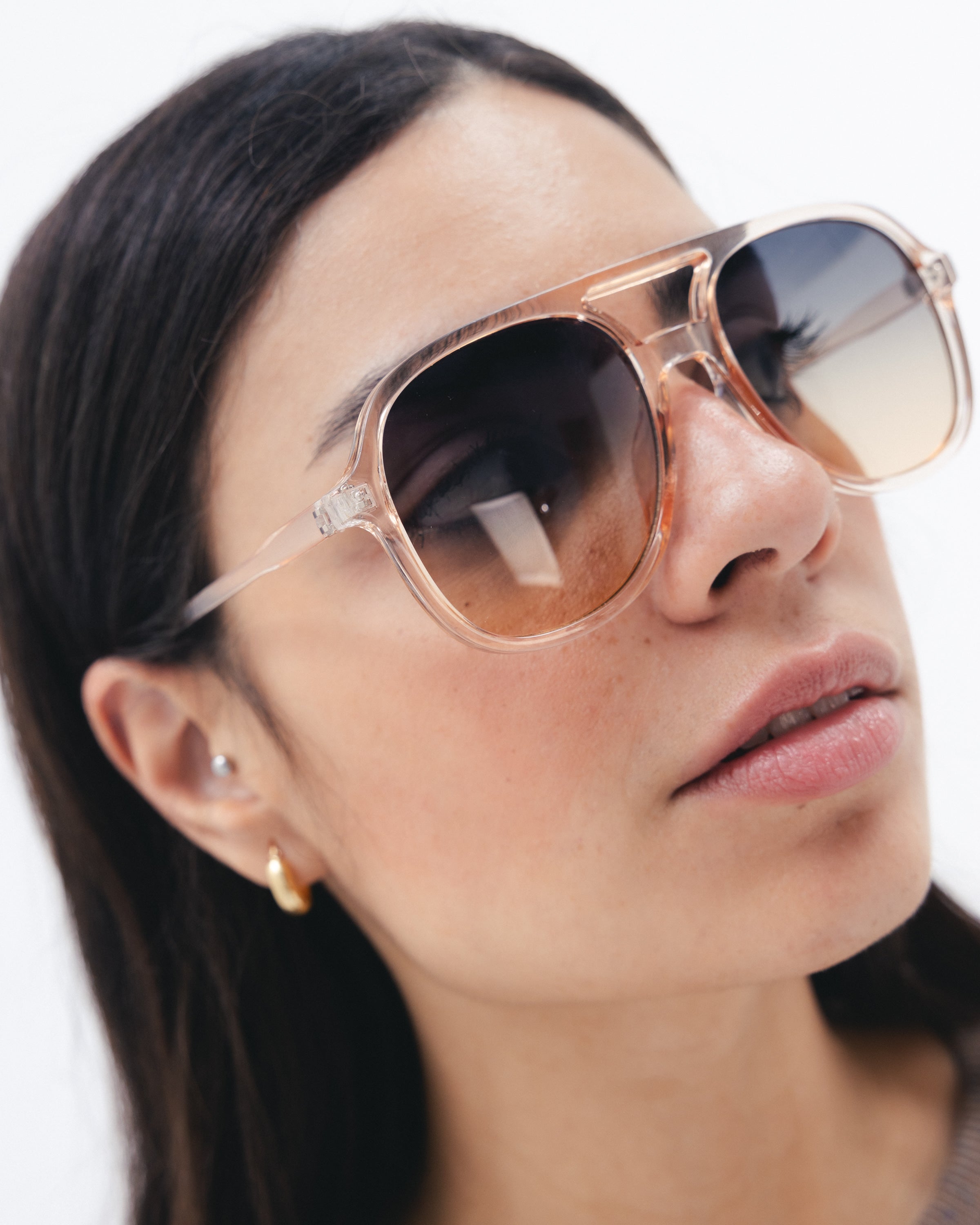 Oversized pilot sunglasses with gradient lenses side profile, Chocka