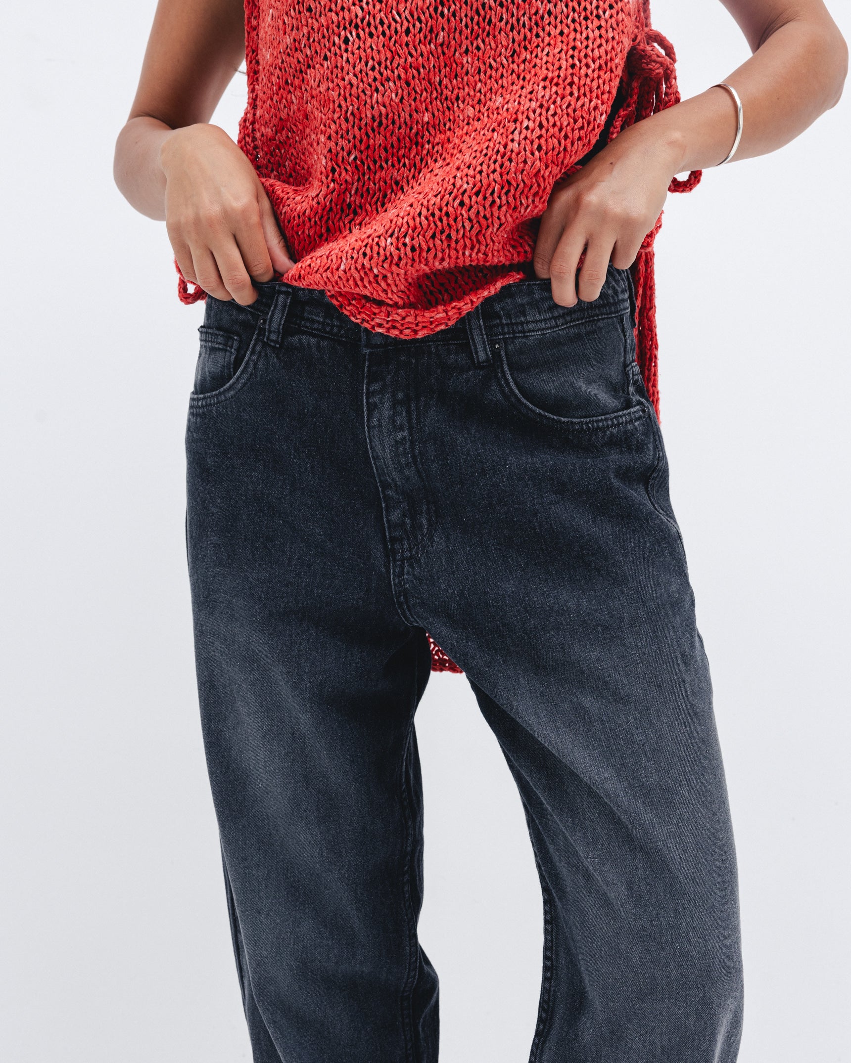 Chocka women's grey jeans styled outfit